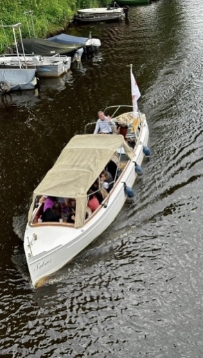 Borrel voor 12 personen op het water met salonboot Sabine