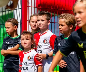 Laat je kind stralen als mascotte bij Feyenoord