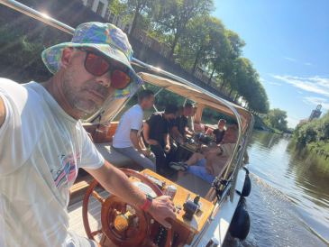 Borrel voor 12 personen op het water met salonboot Sabine